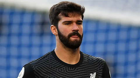 'Hóa thân thành Karius', Alisson khiến fan cuồng Liverpool nổi điên