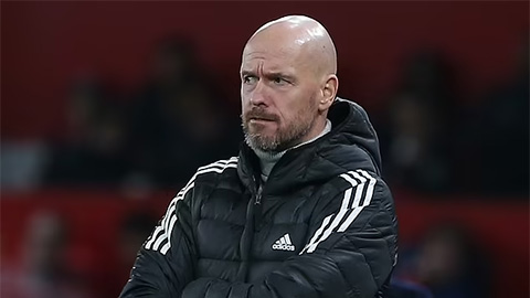 Erik Ten Hag loay hoay với hàng tiền vệ lạ đời của MU