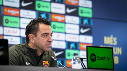 Xavi khéo léo chê bai hàng công Barca