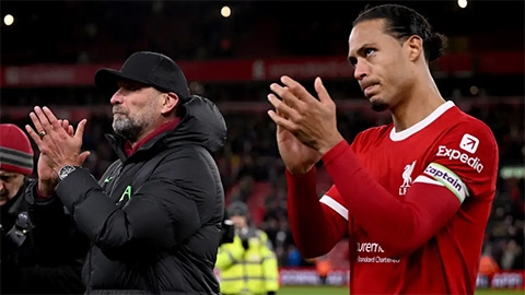 Van Dijk va chạm với Onana trong đường hầm