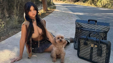 Demi Rose: Fan bóng đá khoe vòng 1 mướt mắt cùng eo con kiến