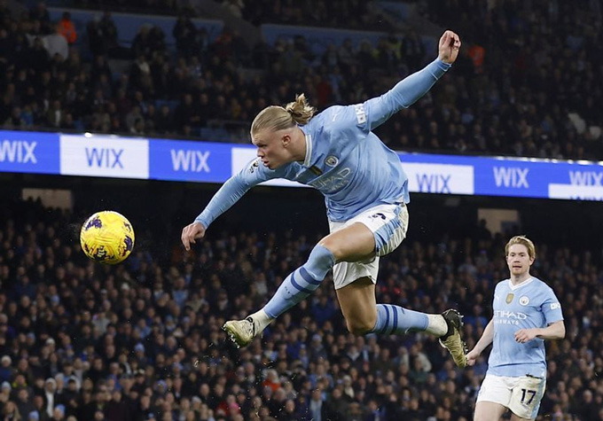 Cú bước hụt chết người của Man City