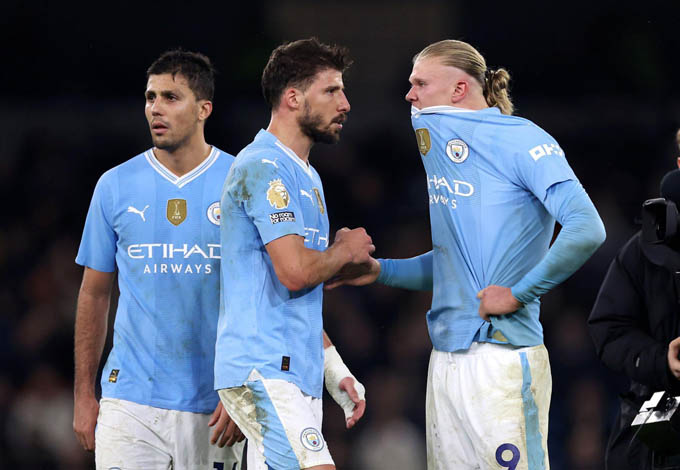 Tổng hợp Ngoại hạng Anh vòng 25: Man City hụt hước, MU âm thầm trở lại