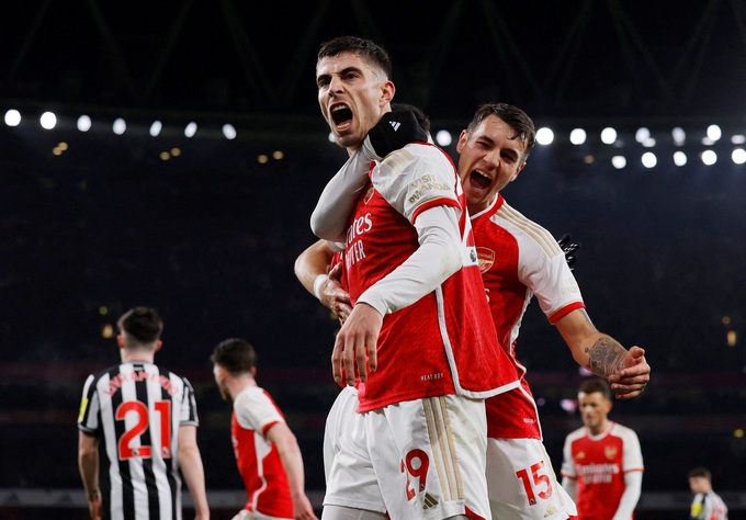 Người Anh cần Arsenal vô địch Premier League mùa này!