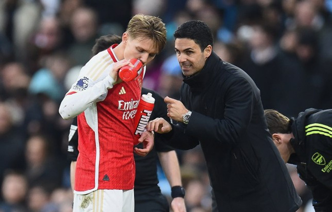 Muốn vô địch, Arsenal cần Odegaard đừng 'sụp hố'