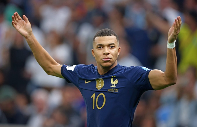 Kylian Mbappe theo dấu chân huyền thoại