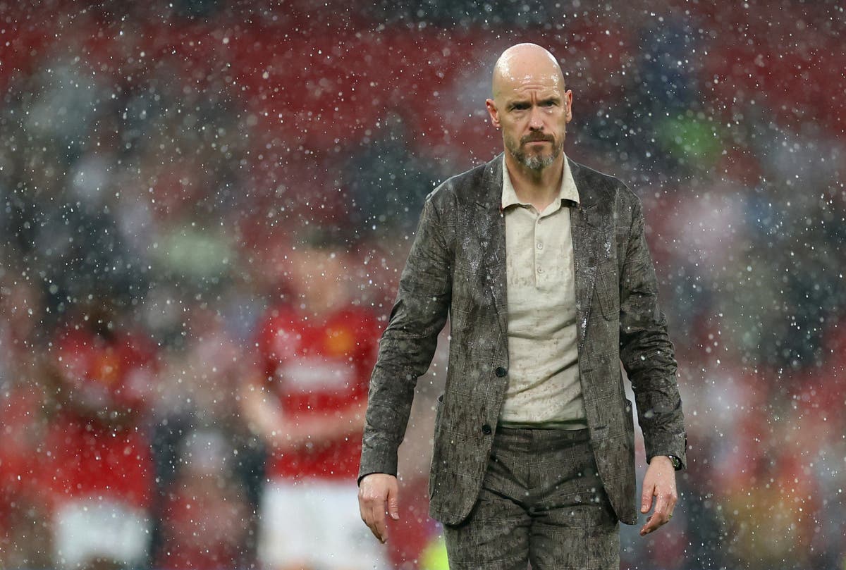 Triều đại của Erik ten Hag đã 'trôi' vào cống Manchester