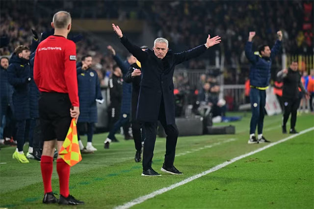 Mourinho đối mặt án hình sự vì xúc phạm người Thổ Nhĩ Kỳ