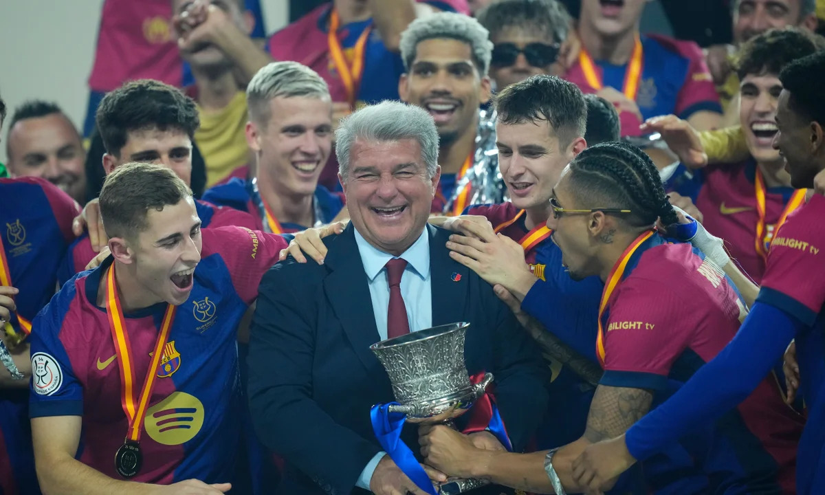 Joan Laporta chạy điên đảo để giữ ghế chủ tịch Barca