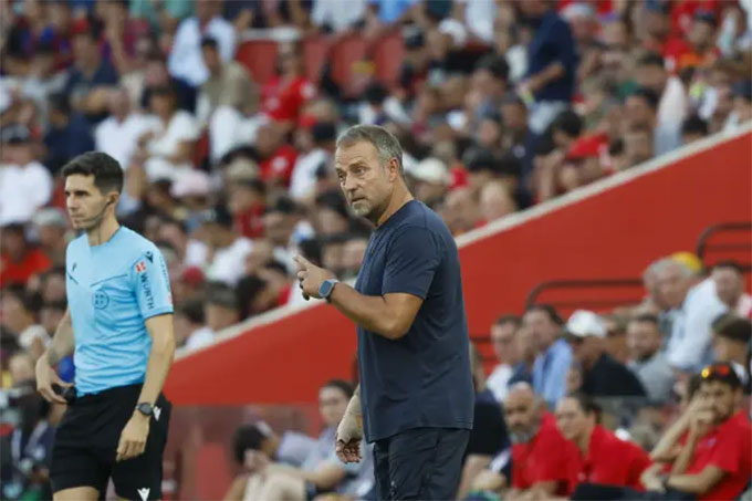 HLV Hansi Flick bắt đầu gây sức ép với BLĐ Barca