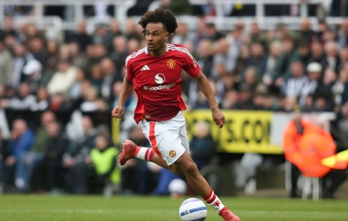 MU nên sớm ‘cởi trói’ cho Joshua Zirkzee MU nên sớm ‘cởi trói’ cho Joshua Zirkzee