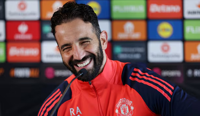 Amorim đã thay đổi MU bắt đầu từ… bãi đậu xe