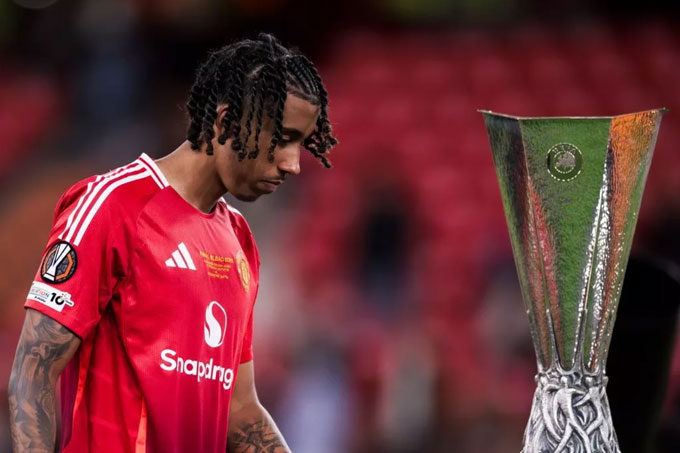 Leny Yoro: 'MU sẽ chẳng làm được gì nếu vẫn còn những kẻ có nhân cách tồi'