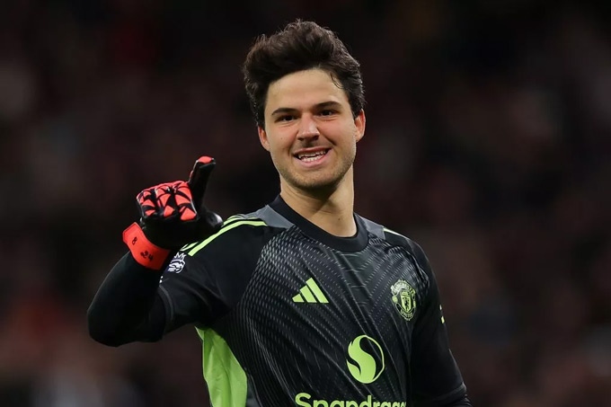 Hai điểm khiến Senne Lammens 'ăn đứt' Onana