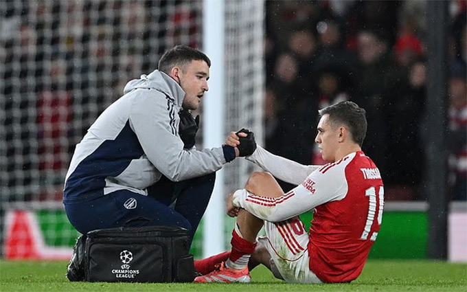 Arsenal trả giá đắt cho chiến thắng trước Bayern