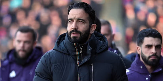 Amorim đưa ra quyết định về việc sử dụng sơ đồ 4-4-2 tại MU