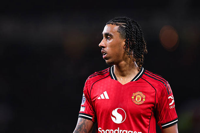 Leny Yoro, 'tương lai hàng thủ' có nguy cơ trở thành 'mắt xích lỗi'