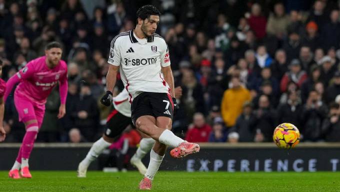 Raul Jimenez, 'vua 11m' mới của Premier League