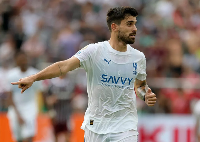 MU ráo riết tìm người thay Bruno Fernandes