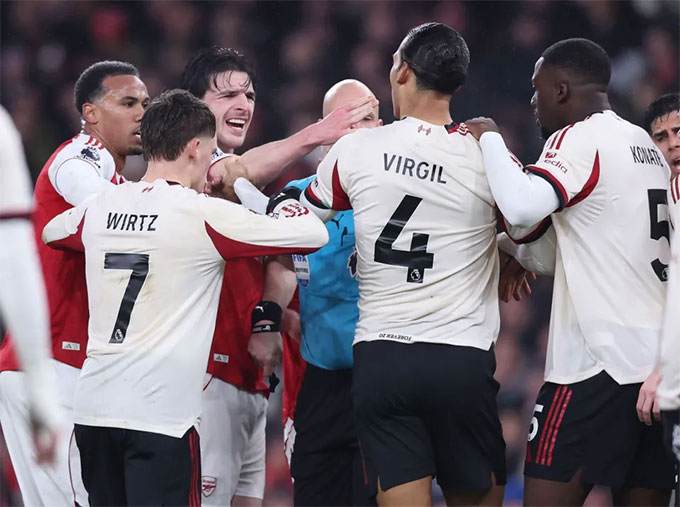 Van Dijk và Rice suýt choảng nhau sau tình huống phi thể thao của Arsenal