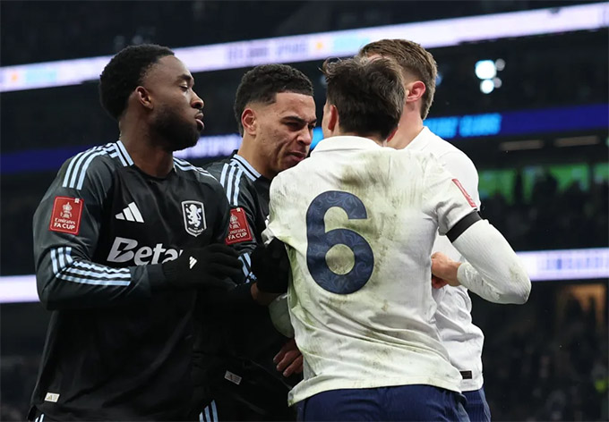 Màn hỗn chiến khó tin ở thư hùng Tottenham vs Aston Villa