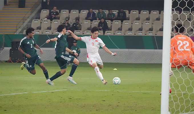 CĐV châu Á kinh ngạc, khen Đình Bắc, Trung Kiên như cầu thủ châu Âu