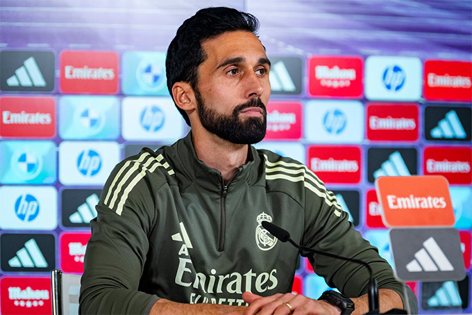 Arbeloa ra mắt Real Madrid: Phong cách De la Fuente và cú “đá đểu” Zidane