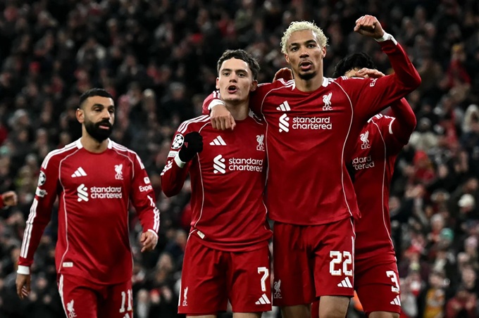 Hai chàng trai, một lối thoát cho Liverpool