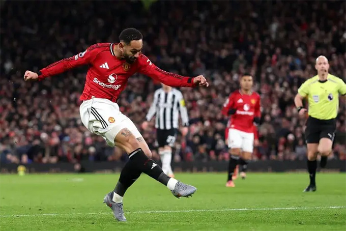 Giải mã những cú sút ‘búa bổ’ của Matheus Cunha