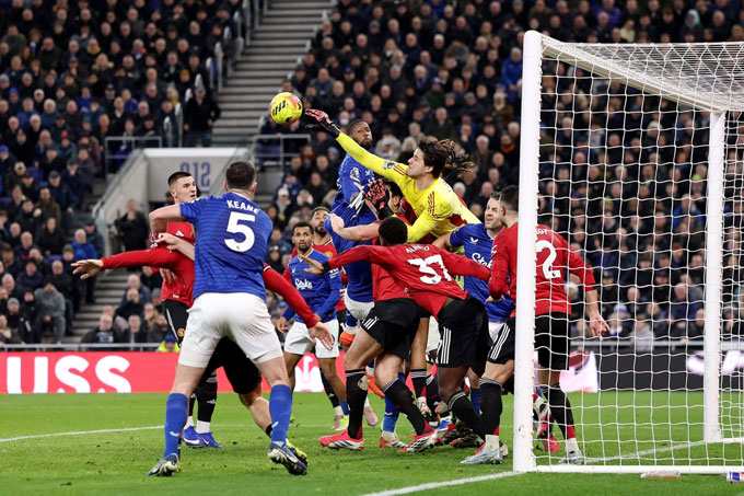 Không phải Sesko, Lammens mới là người hùng của MU