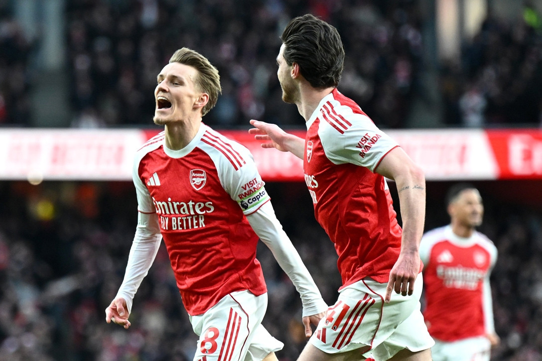 Hơn 5 điểm, Arsenal chưa thể nằm há miệng chờ sung?