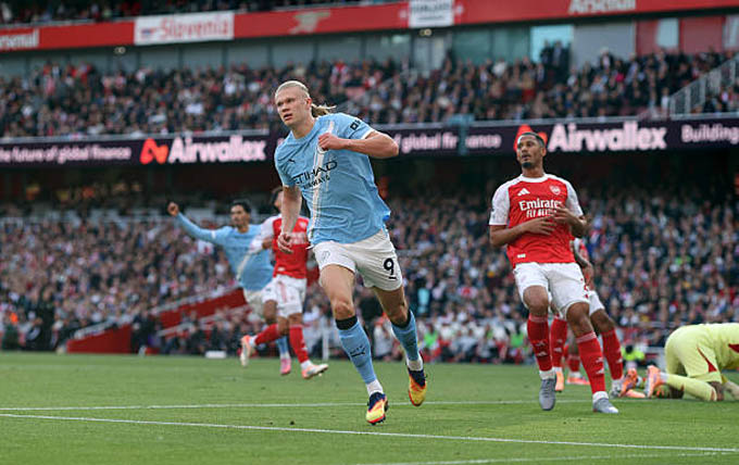 Cuộc đua giành 'Cú ăn 4' điên rồ giữa Arsenal và Man City