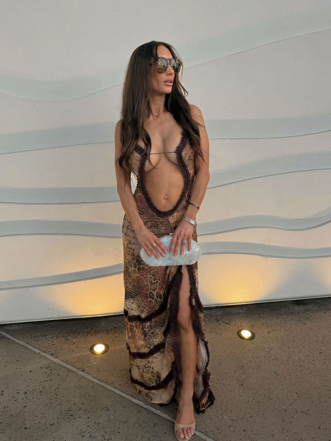 Cựu vô địch WWE Carmella gây 'bão mạng' với bộ ảnh táo bạo