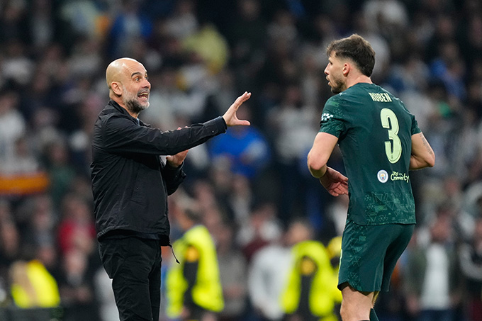 Pep Guardiola tự bắn vào chân ở Bernabeu