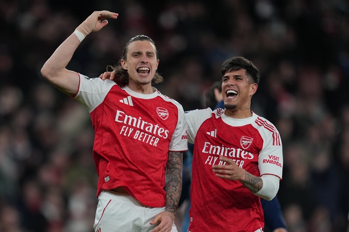 Fan Arsenal yêu cầu dựng tượng Calafiori sau pha cứu thua điên rồ