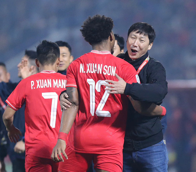 HLV Kim Sang Sik lập kỷ lục bất bại sau khi Malaysia bị xử thua