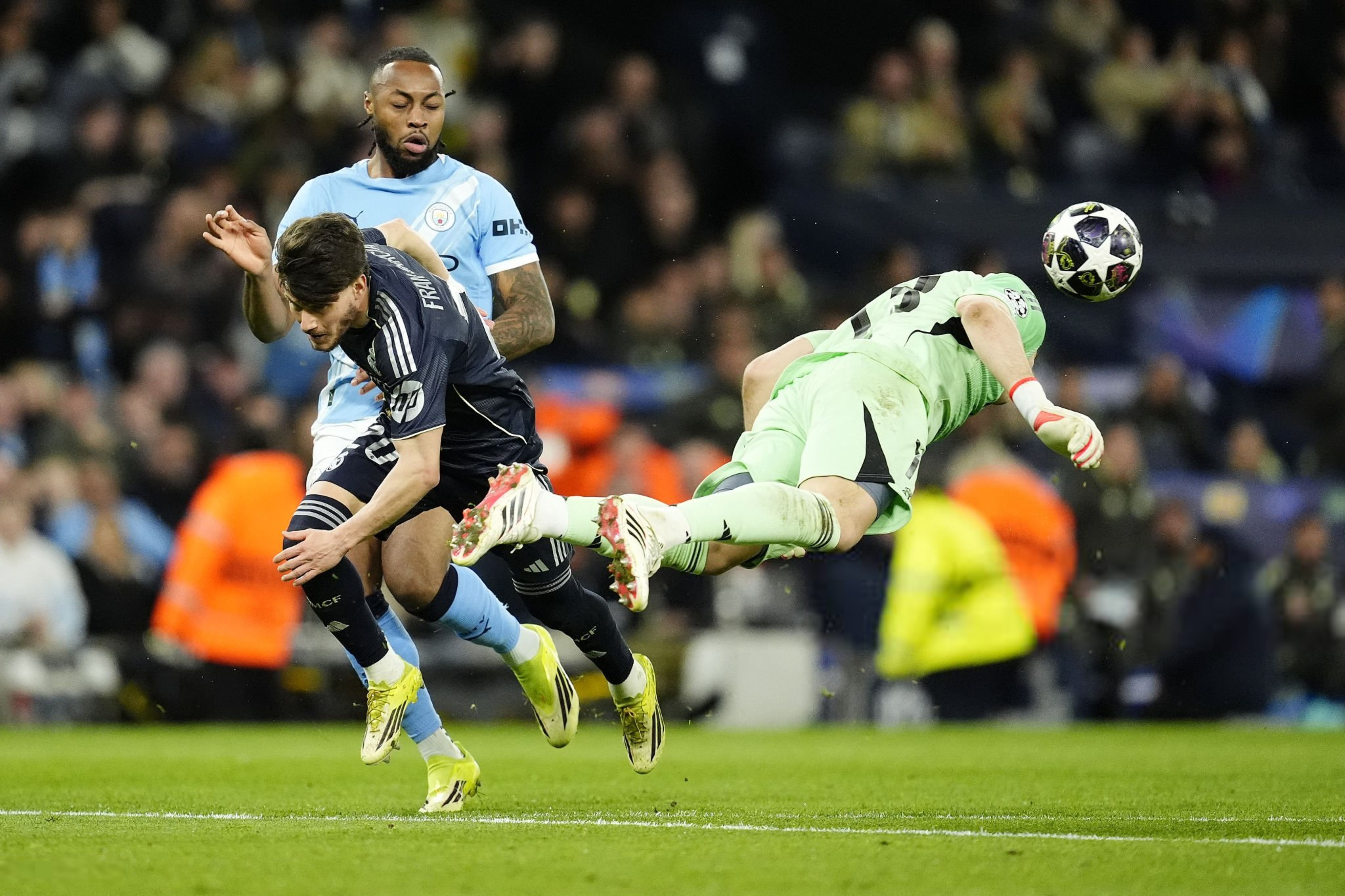 Real Madrid sẽ trật nhịp ở 'khúc cua sinh tử' vì Courtois?