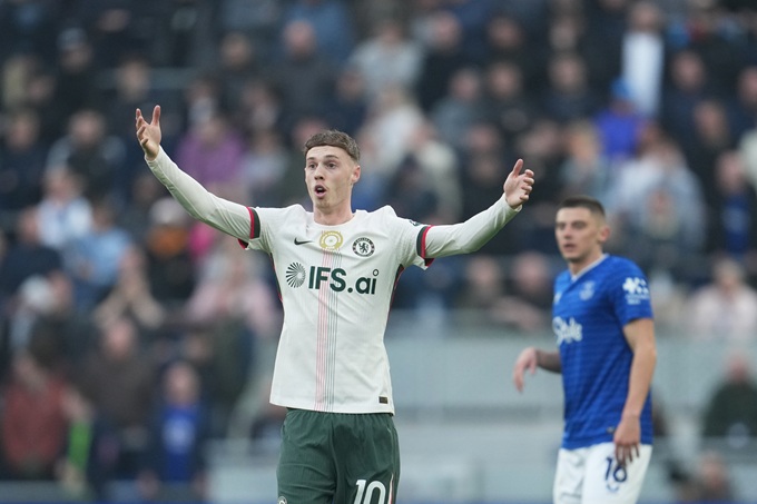 Cole Palmer nổi điên với Pedro Neto