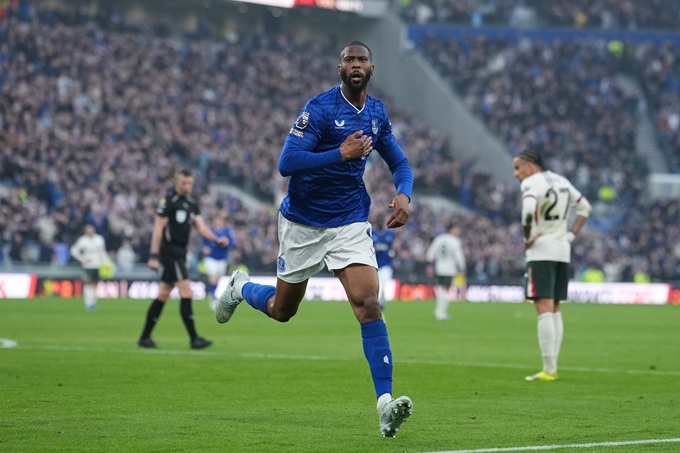 Để ông lão hàng xóm dạy cho Arne Slot một bài học