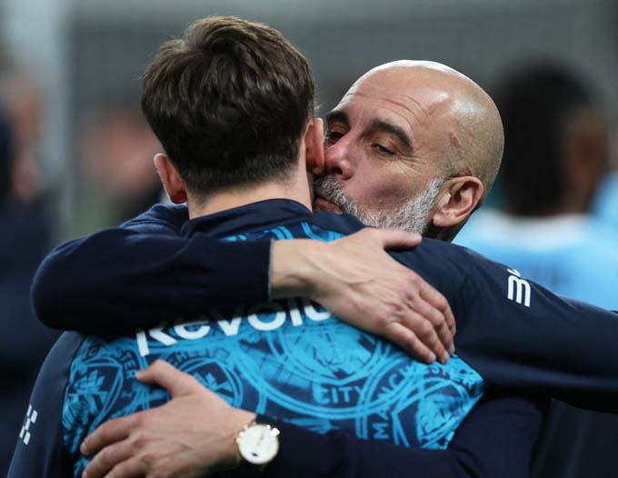 Pep Guardiola lại tự cào xước đầu trong ngày lập kỷ lục đặc biệt?