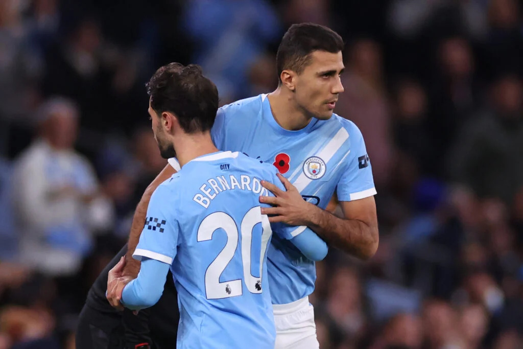 Rodri biến Martin Zubimendi và Declan Rice thành 2 thằng nhóc