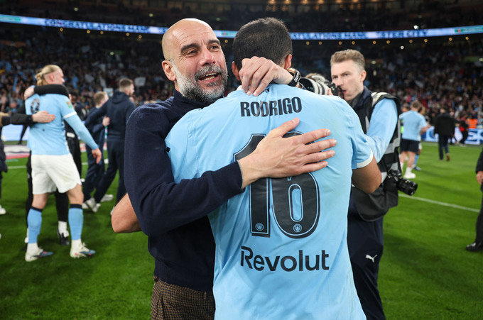 Đừng rời Man City lúc này, Pep Guardiola!