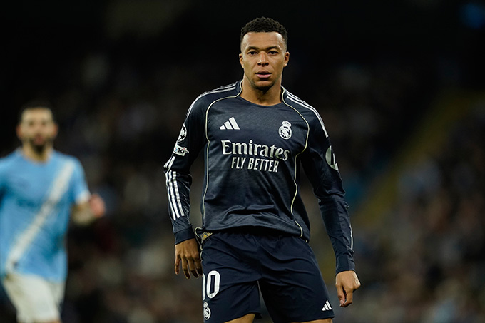 Kylian Mbappe bị chụp phim nhầm chân? Chuyện thường ngày ở Real Madrid!