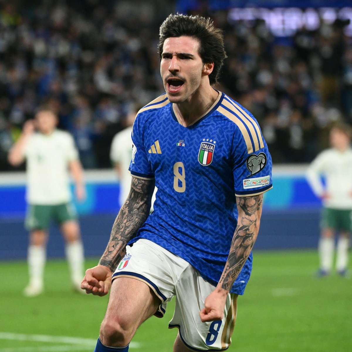 Người Ý nên bắt đầu tụng ca Sandro Tonali