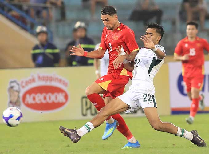 Xuân Son - Hoàng Hên chưa ăn ý