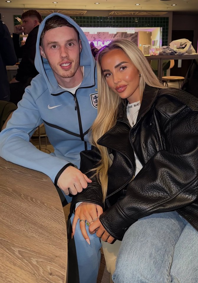 Bạn gái Cole Palmer cầu Chúa giúp bồ được dự World Cup