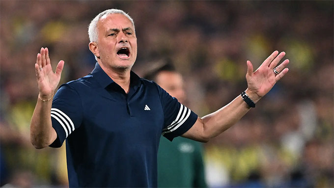 Newcastle được cảnh báo tránh xa… Mourinho
