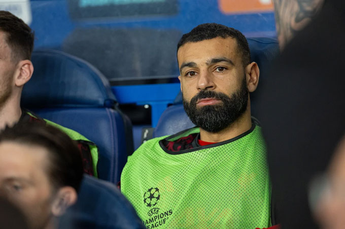 Vì sao Mohamed Salah ngồi dự bị cả 90 phút khi Liverpool thua PSG?