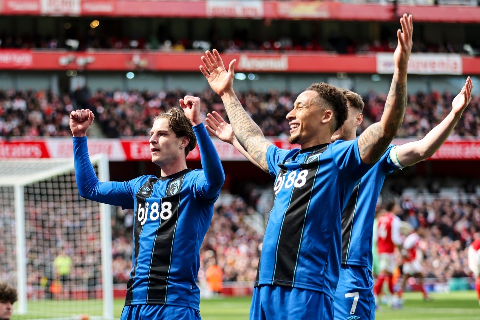 3 'gián điệp' Bournemouth không dám về vì lỡ khiến fan Arsenal nóng mặt