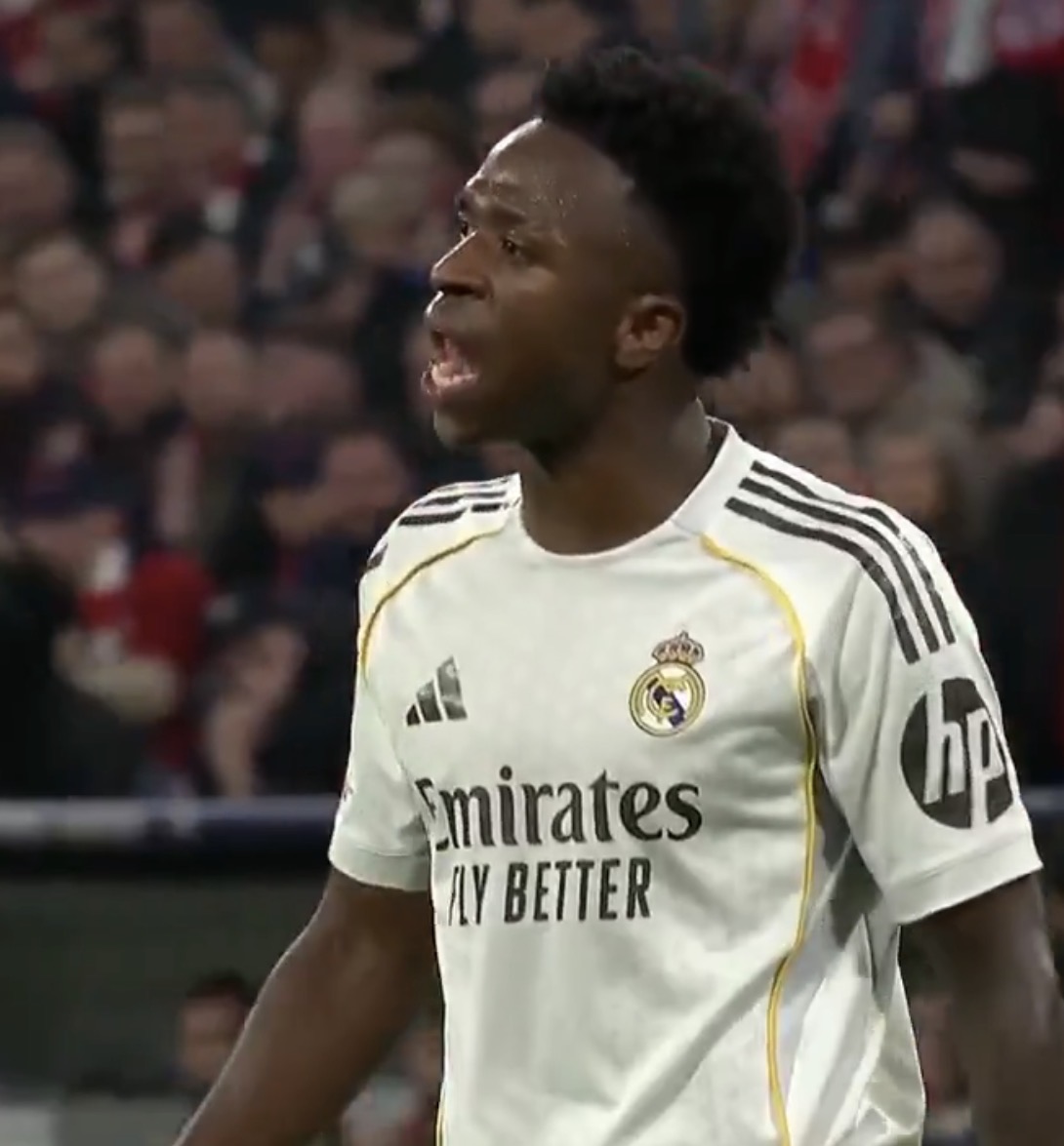 Vinicius quát Bellingham 'câm mồm đi' ngay trên sân